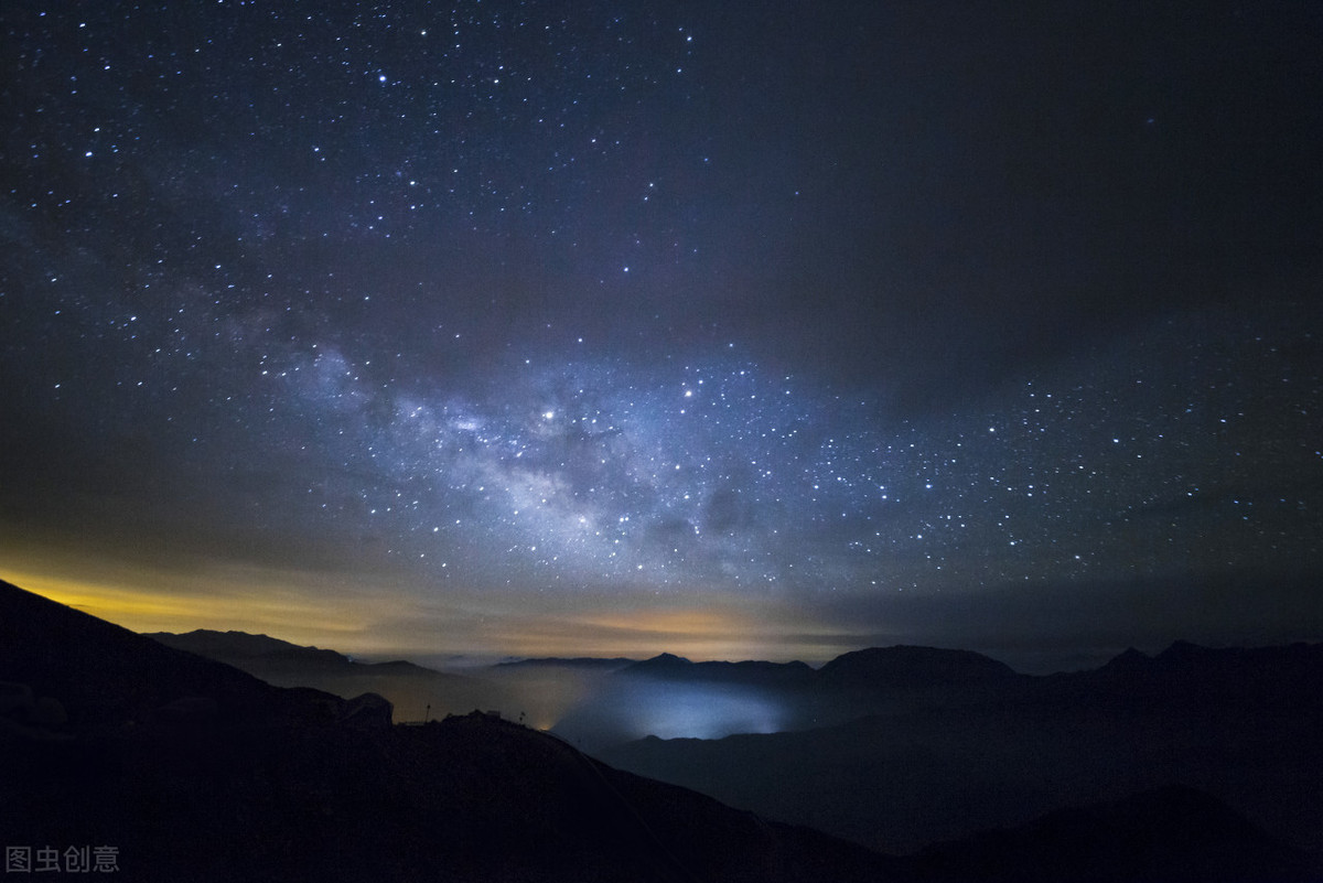 深夜仰望星空，可曾想起那位童年时给予你温暖的亲人？