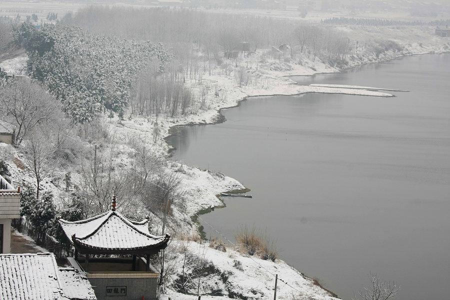 初雪的诗句唯美15首，为怜初雪漫题诗